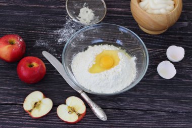 Elma, un ve charlotte hazırlık için taze yumurta