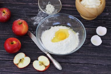 Elma, un ve charlotte hazırlık için taze yumurta