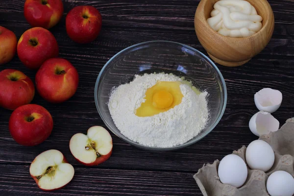 Яблоки, мука и свежие яйца для приготовления Шарлотты — стоковое фото