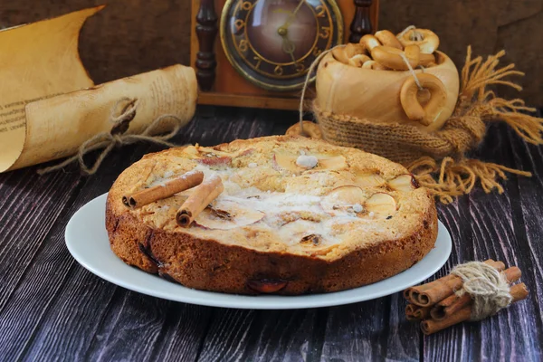 Pie "charlotte" with apples — Stock Photo, Image