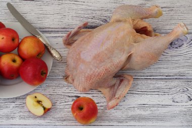 Ham tavuk ve elma, doldurulmuş tavuk hazırlama sürecinin wi