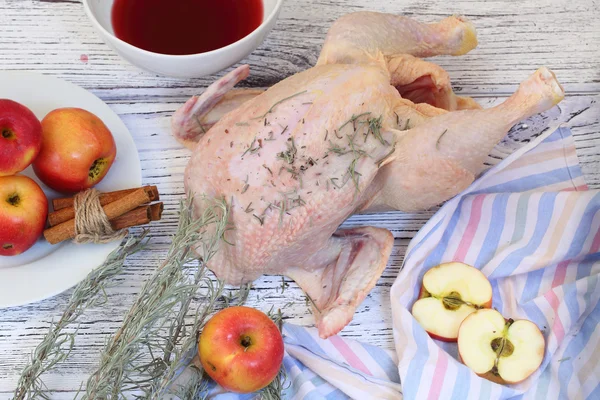 Poule brute et pommes, processus de préparation d'une poule farcie — Photo