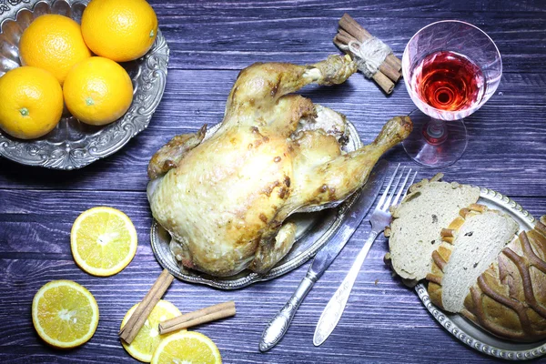 Hen baked with apples and submitted with oranges and red wine, — Stock Photo, Image