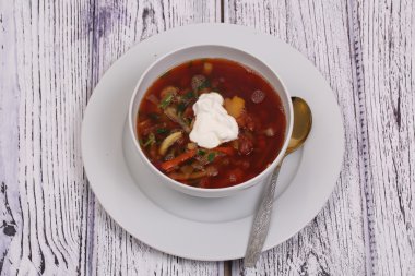 Ekşi krema ile gönderilmiş bir çalı fasulyesi ile sebze borsch