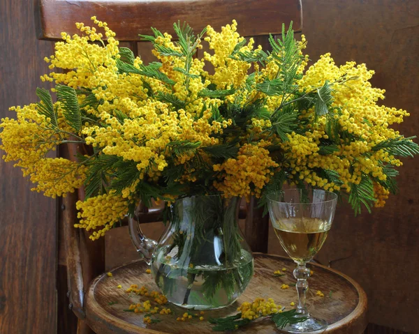 Stillleben mit Wein und einem Mimosenstrauß — Stockfoto