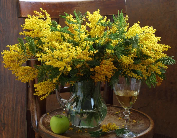 Stillleben mit Wein und einem Mimosenstrauß — Stockfoto