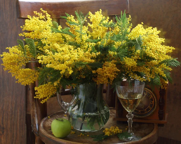 Stilleven met wijn en een boeket mimosa — Stockfoto