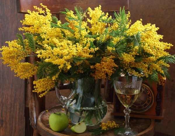 Stillleben mit Wein und einem Mimosenstrauß — Stockfoto