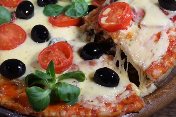 Pizza cu brânză, salam, roșii, măsline și Rucola — Fotografie, imagine de stoc