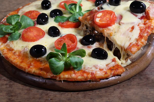 Pizza met kaas en een salami, tomaten, olijven, Rucola — Stockfoto