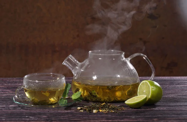 De Chinese met gras begroeide thee in een transparante theepot met munt en lim — Stockfoto