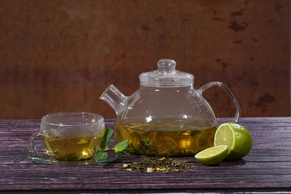 De Chinese met gras begroeide thee in een transparante theepot met munt en lim — Stockfoto