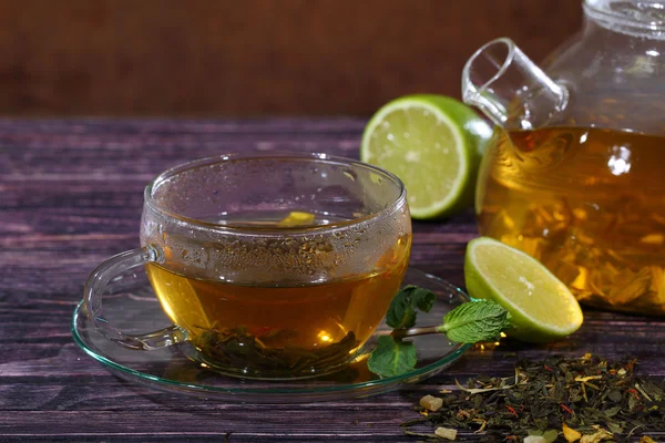 Bir cam çaydanlık ve limon ve nane o şeffaf bir bardak çay — Stok fotoğraf