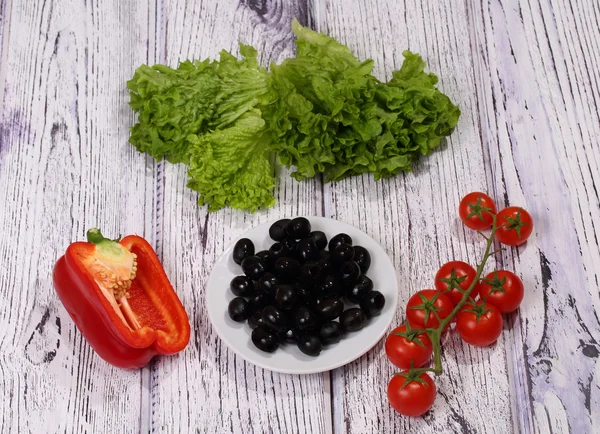 Zeytin, domates, salata ve Bulgar biber — Stok fotoğraf