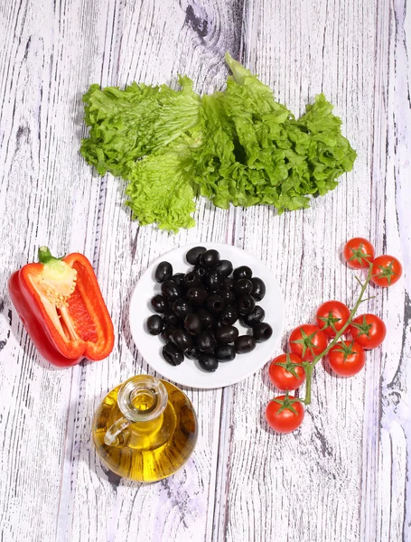 Azeitonas, tomates, salada e o pimentão búlgaro — Fotografia de Stock