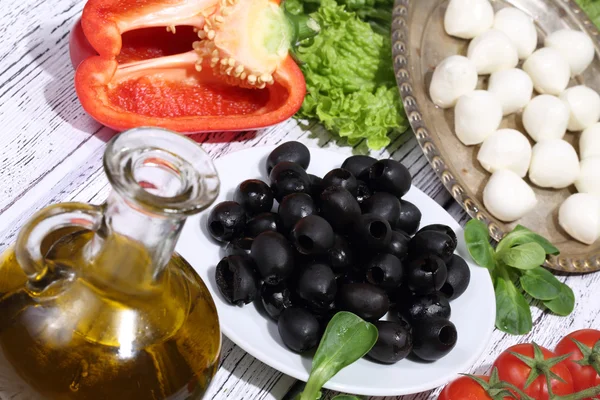 Azeitonas, tomates, pimentão, uma mussarela e ruccola — Fotografia de Stock