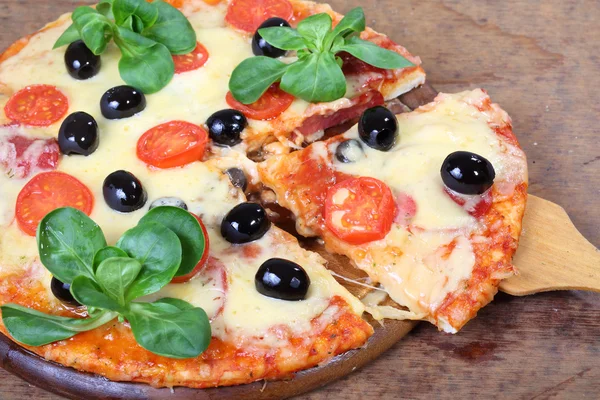 Pizza appetitosa da un salame, una mozzarella, olive e pomodoro — Foto Stock