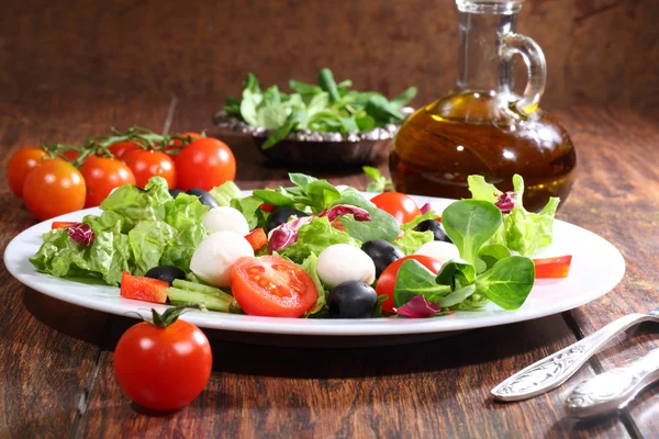 A mozzarella, paradicsom, olívabogyó, saláta saláta — Stock Fotó