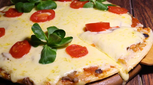 Kus pizzy s tavený sýr na dřevěnou lopatku — Stock fotografie