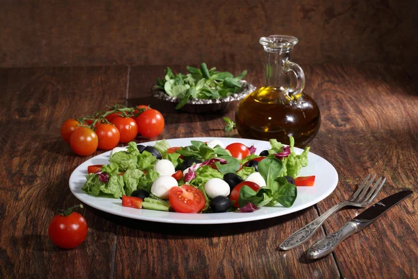Салат с моцареллой, помидорами, оливками, салатом — стоковое фото