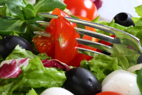 Pomodoro appuntato su una spina in insalata da una mozzarella, pomodori, ol — Foto Stock