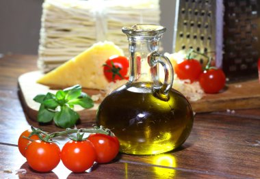 Rendelenmiş peynir, domates ve zeytinyağı ile bir sürahi