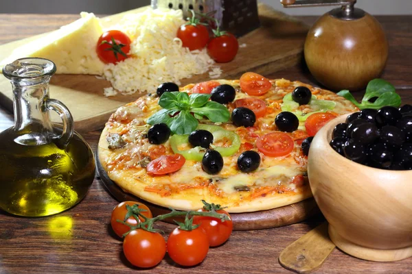 Pizza med champinjoner, oliver, övriga-paprika, rucola och t — Stockfoto