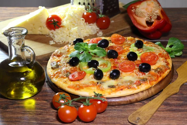 Pizza con champiñones, aceitunas, el pimiento búlgaro, rúcula y t — Foto de Stock