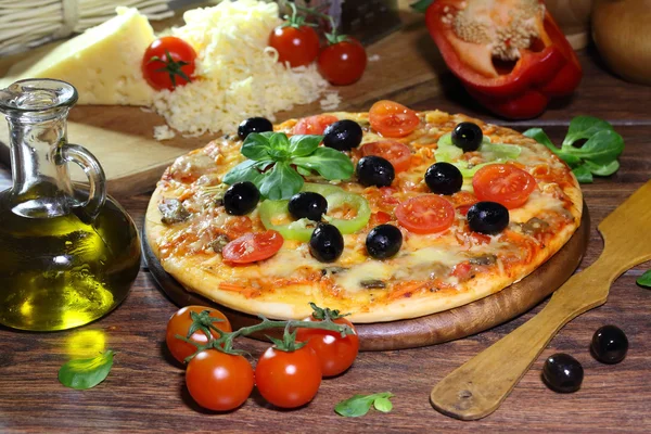 Pizza con funghi, olive, il pepe bulgaro, rucola e t — Foto Stock