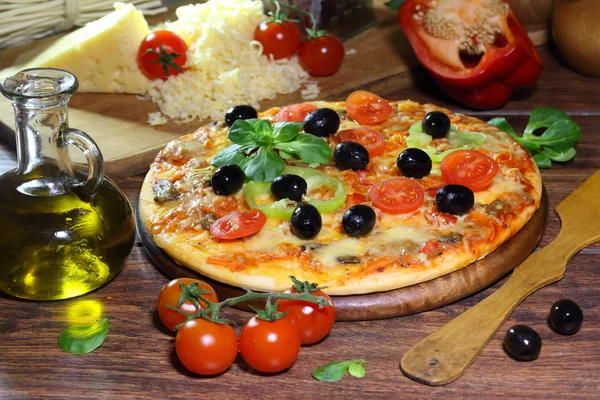 Pizza con champiñones, aceitunas, el pimiento búlgaro, rúcula y t — Foto de Stock