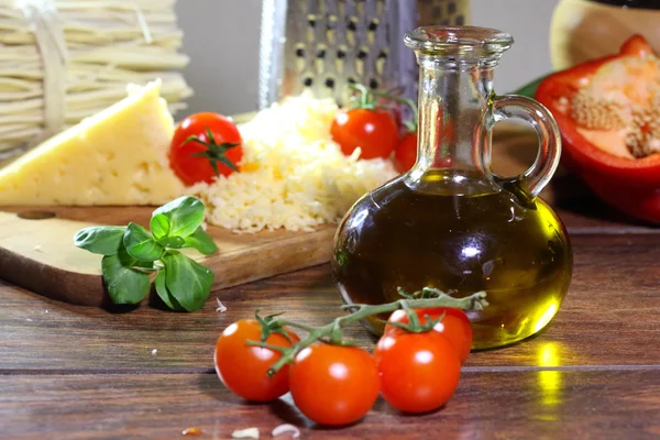 Queso rallado, tomates y una jarra con aceite de oliva — Foto de Stock
