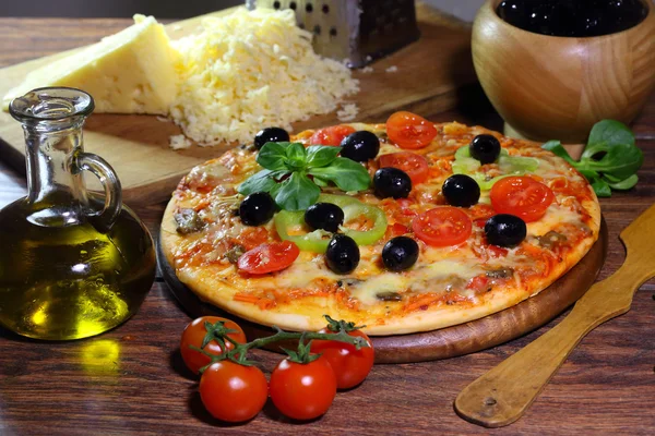 Pizza z pieczarkami, oliwki, papryka bułgarski, posiłek i t — Zdjęcie stockowe