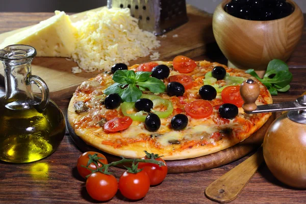 Pizza z pieczarkami, oliwki, papryka bułgarski, posiłek i t — Zdjęcie stockowe