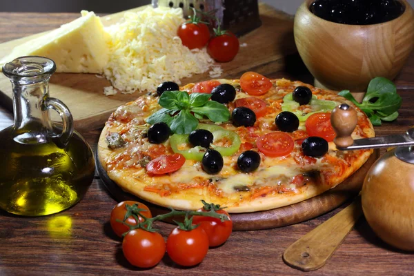 Pizza con funghi, olive, il pepe bulgaro, rucola e t — Foto Stock