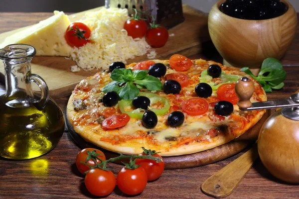 Pizza con funghi, olive, il pepe bulgaro, rucola e t — Foto Stock