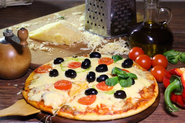 Pizza s rajčaty, žampiony, olivy, rukola a taveného che — Stock fotografie