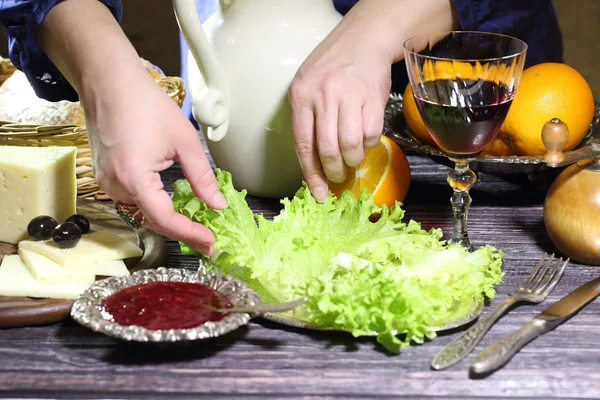 As mãos femininas expõem folhas da salada verde em um prato — Fotografia de Stock