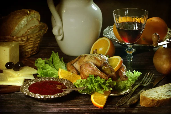 Poulet - kornishonie et un verre de vin rouge — Photo