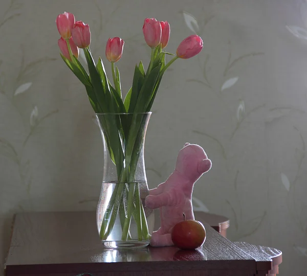 Bouquet of tulips in a transparent vase — Stock Photo, Image