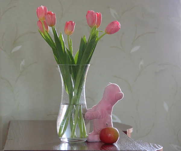 Tulpenstrauß in einer transparenten Vase — Stockfoto