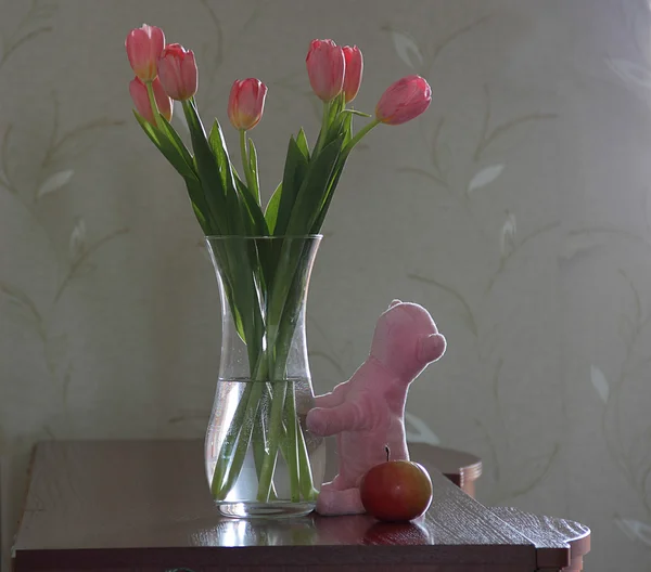 Bouquet of tulips in a transparent vase — Stock Photo, Image