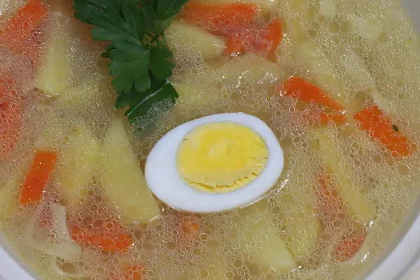 家の麺とゆで卵と鶏スープ — ストック写真