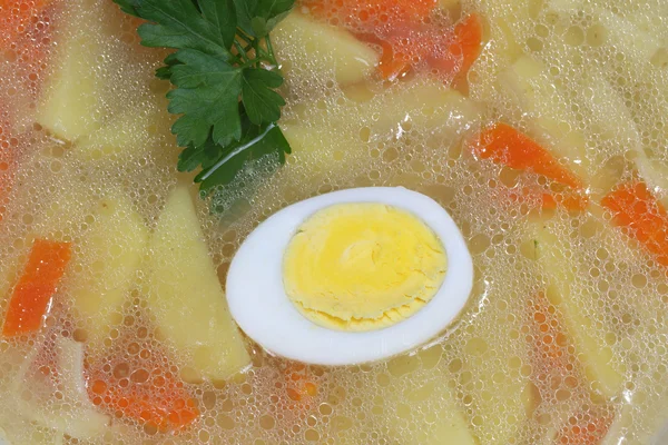 Sopa de frango com macarrão de casa e ovo fervido — Fotografia de Stock