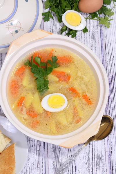 Zuppa di pollo con tagliatelle e uova — Foto Stock