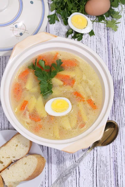 Zuppa di pollo con tagliatelle e uova — Foto Stock
