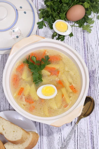 Csirkeleves tojással és a tészták a leves tálban benyújtott — Stock Fotó