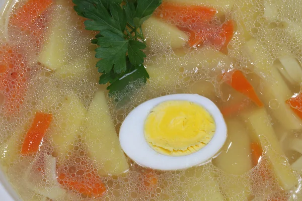 Sopa de frango com macarrão de casa e ovo fervido — Fotografia de Stock