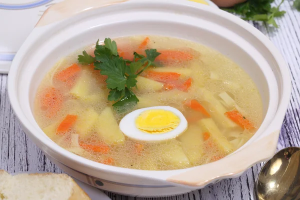 Sopa de frango com macarrão e ovo — Fotografia de Stock