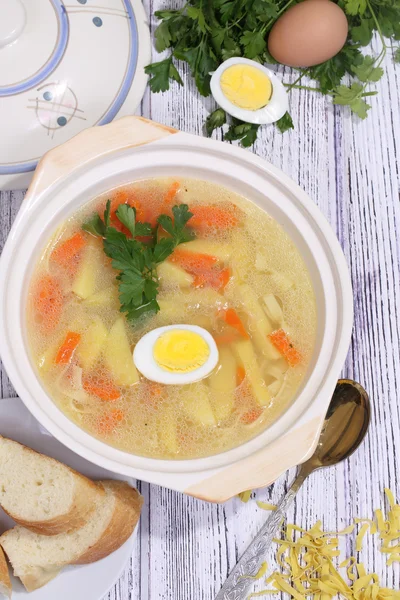 Sopa de frango com macarrão e ovo — Fotografia de Stock