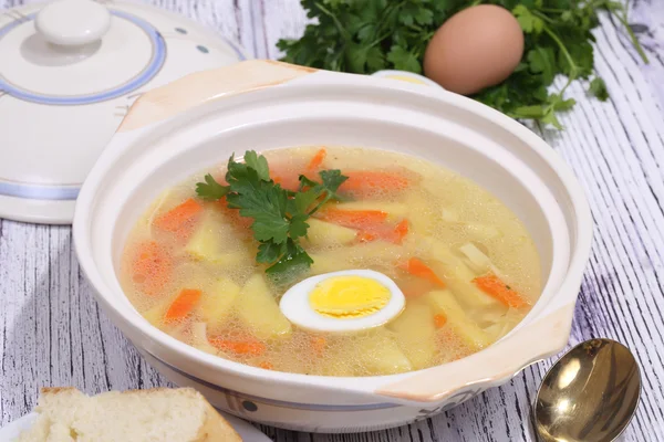 Sopa de frango com macarrão e ovo — Fotografia de Stock